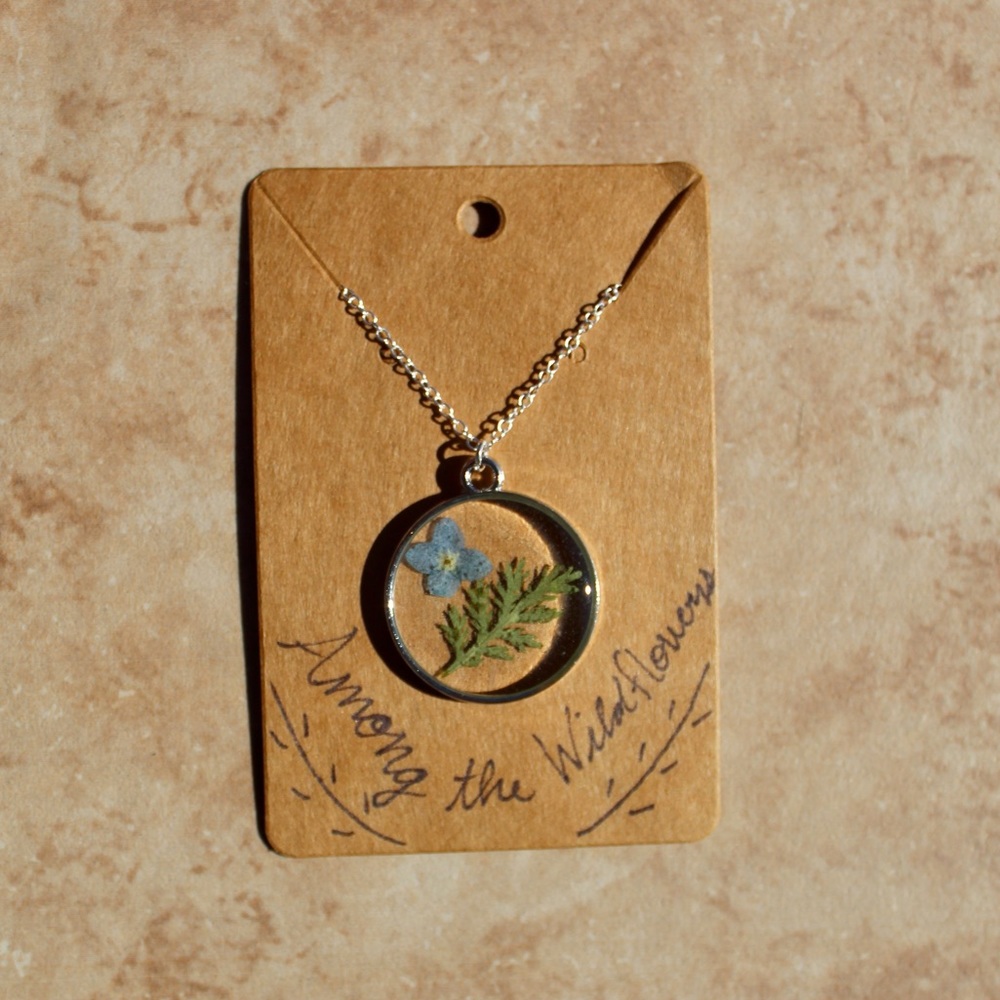 ‼️SOLD‼️BLUE FORGET-ME-NOTS AND FERN NECKLACE